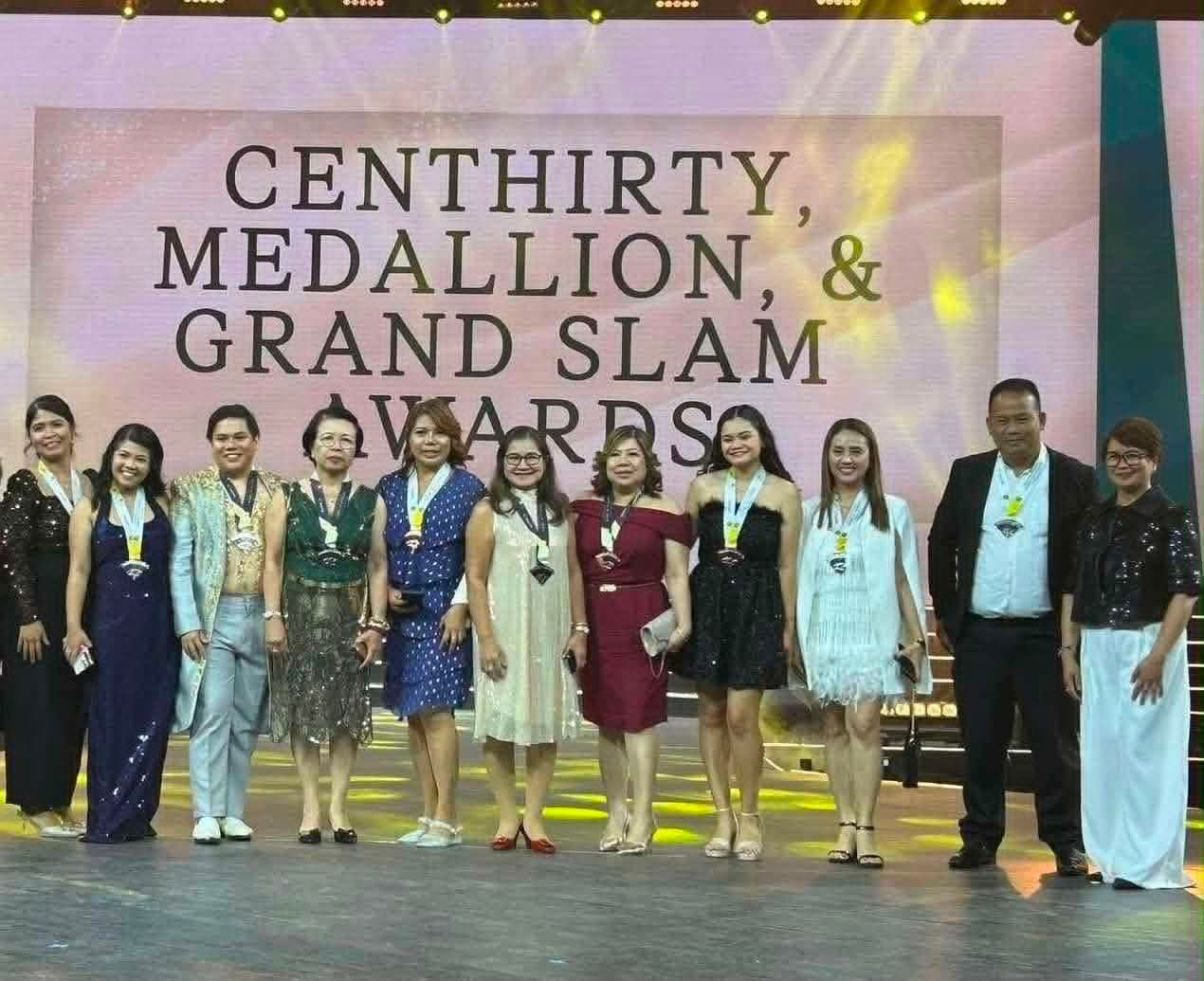 Advisors on stage at the Sun Life Centhirty, Medallion and Grand Slam awards